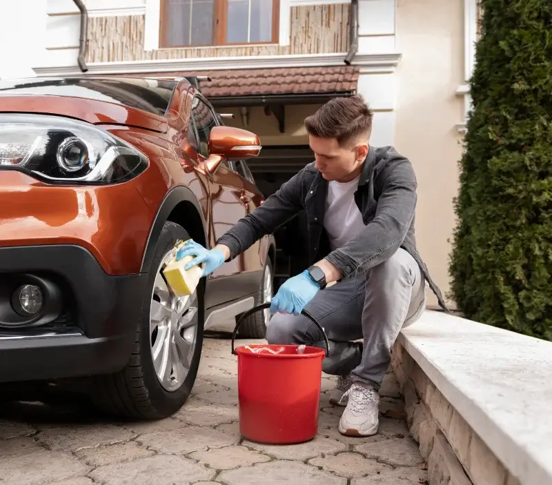 Lavage auto à domicile Saint-Laurent-de-Gosse : professionnel intervenant sur un véhicule